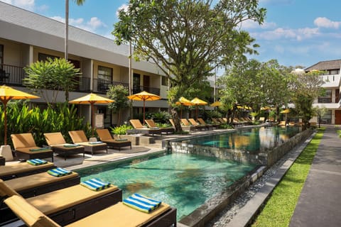 Property building, Pool view, Swimming pool, Swimming pool, sunbed