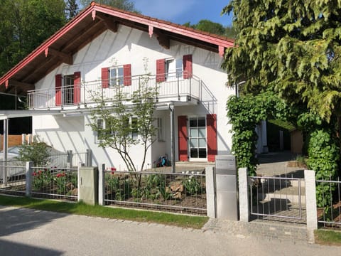 Facade/entrance, Spring, On site