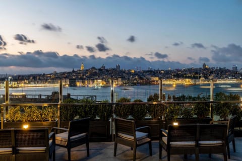 View (from property/room), Balcony/Terrace, City view, Sea view