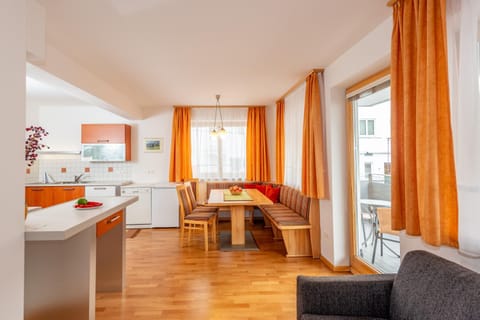 Restaurant/places to eat, Day, Kitchen or kitchenette, Living room, Photo of the whole room, Decorative detail, Decorative detail, Seating area, Dining area, City view, Supermarket/grocery shop, Shopping Area, Meals, Drinks