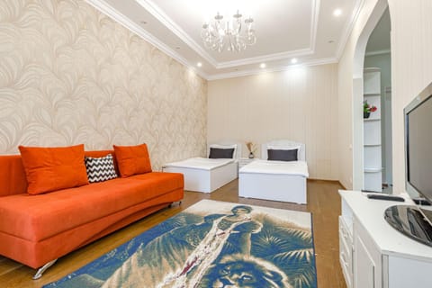 Bed, TV and multimedia, Living room, Photo of the whole room, Seating area, Bedroom
