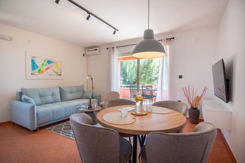 TV and multimedia, Living room, Seating area, Dining area, air conditioner