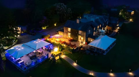 Property building, Restaurant/places to eat, Night, Balcony/Terrace, Area and facilities