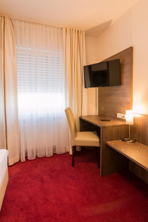 TV and multimedia, Living room, Seating area, Bedroom