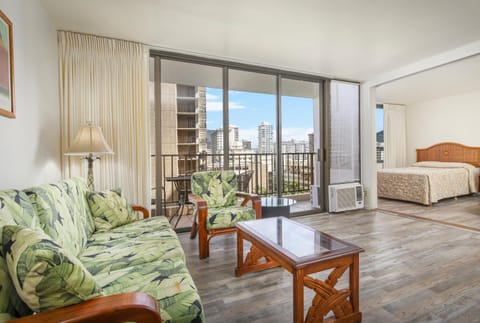 Bed, View (from property/room), Balcony/Terrace, Living room, Seating area, Bedroom, City view