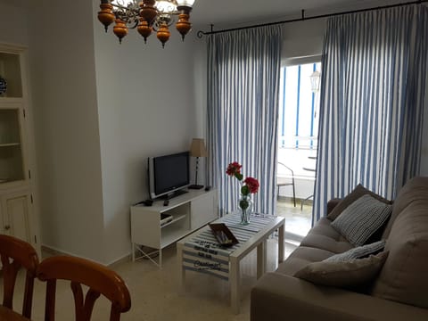 Communal lounge/ TV room, TV and multimedia, Living room, Lounge or bar, Seating area, Evening entertainment, Communal kitchen