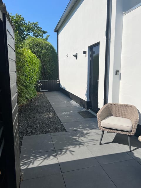 Property building, Spring, Day, Garden, Balcony/Terrace, Seating area, Garden view