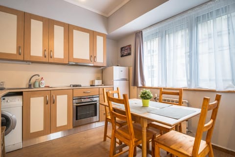 Coffee/tea facilities, Kitchen or kitchenette, Dining area