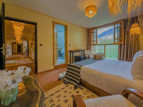 Bed, Natural landscape, Living room, Photo of the whole room, Seating area, Bedroom, Mountain view