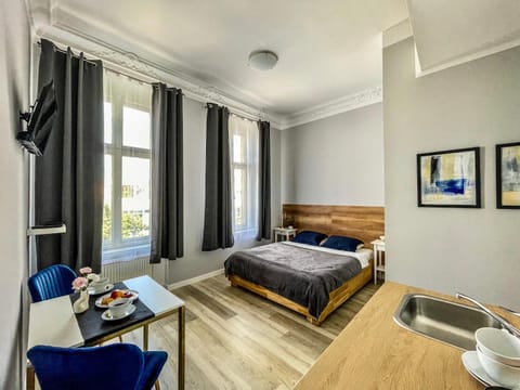 Bed, TV and multimedia, Coffee/tea facilities, Living room, Photo of the whole room, Seating area, Dining area, Bedroom