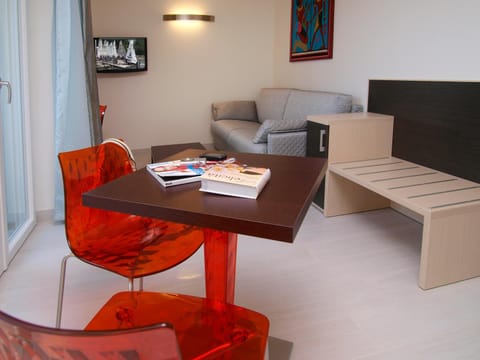 Photo of the whole room, Decorative detail