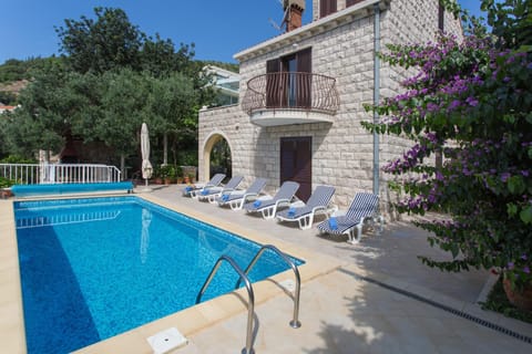 Property building, Patio, Garden, Pool view, Swimming pool, sunbed