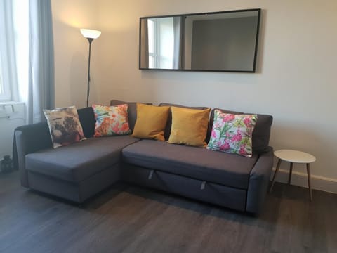 Stylish City Apartment - Near Haymarket, Walk to Castle and Princes Street Apartment in Edinburgh