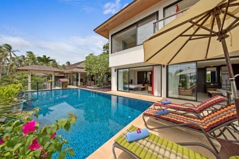 Property building, Day, Swimming pool, sunbed