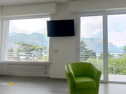 Natural landscape, TV and multimedia, Living room, Mountain view