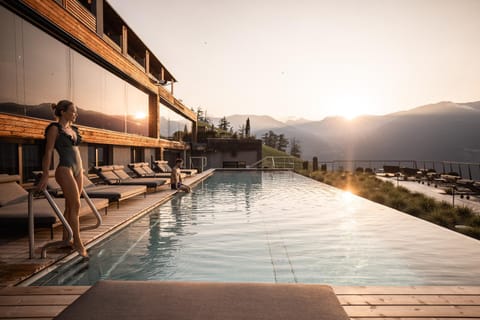Day, Natural landscape, Mountain view, Pool view, Swimming pool, sunbed