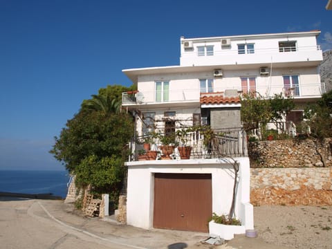 Property building, Facade/entrance, BBQ facilities, Garden, View (from property/room), Balcony/Terrace, Other, Decorative detail, Beach, Sea view