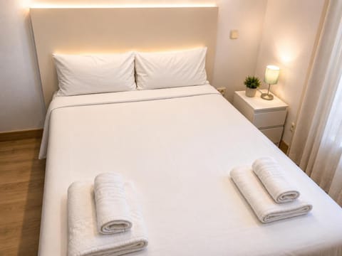 Bed, Photo of the whole room, Bedroom, towels