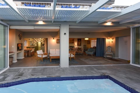 Property building, Photo of the whole room, Pool view