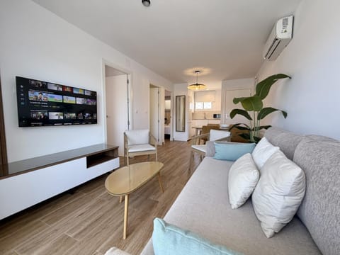 TV and multimedia, Kitchen or kitchenette, Living room, Seating area, air conditioner