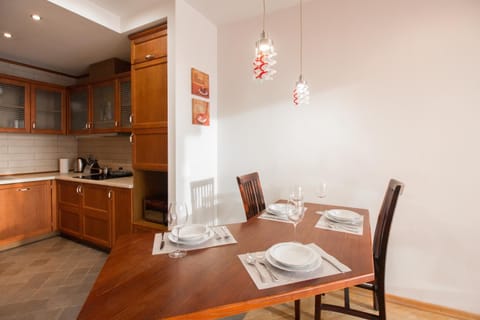 Kitchen or kitchenette, Dining area