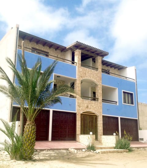 Staff, Restaurant/places to eat, Facade/entrance, Day, People, Balcony/Terrace, Beach, Autumn, On site, Pets, Street view, Family