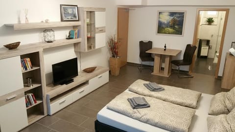 TV and multimedia, Living room, Seating area, Dining area, Bedroom
