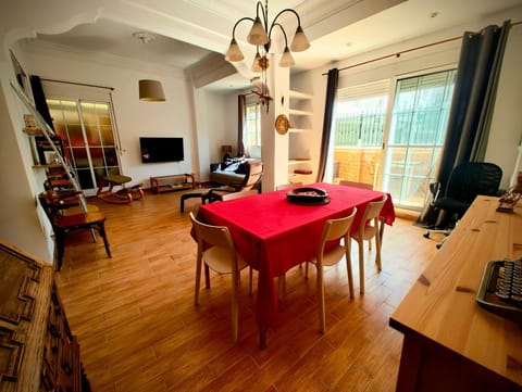 TV and multimedia, Living room, Seating area, Dining area