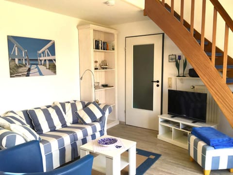 Photo of the whole room, Decorative detail