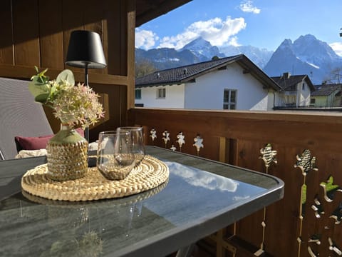 Balcony/Terrace, Dining area, Mountain view
