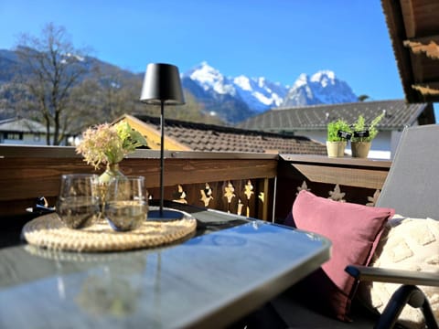 Balcony/Terrace, Dining area, Mountain view