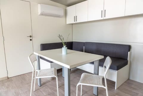 Living room, Seating area, Dining area, air conditioner