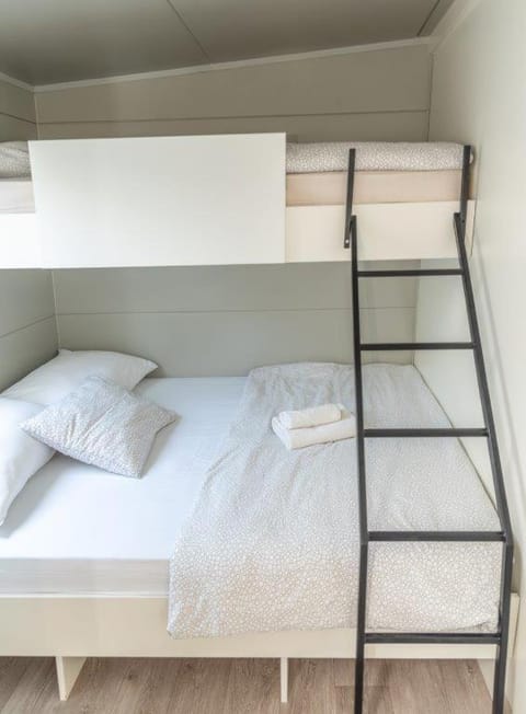 Bedroom, bunk bed
