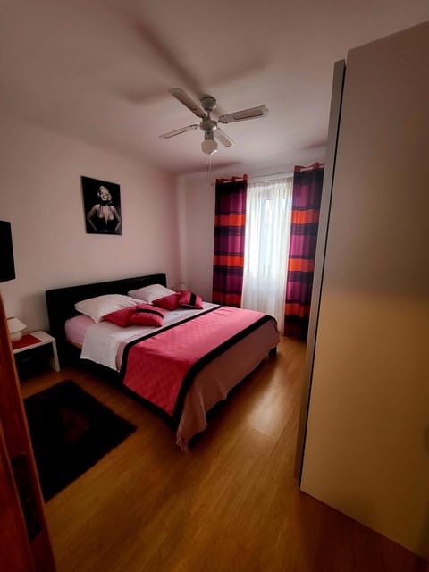 Bed, TV and multimedia, Bedroom, Sea view, Sea view, fireplace