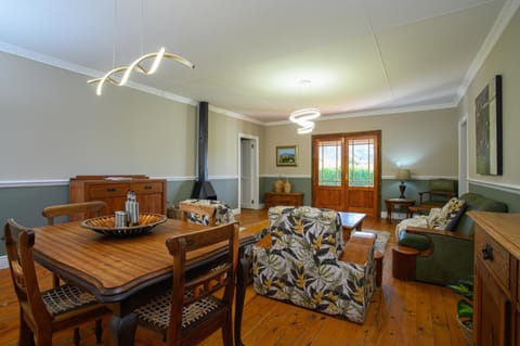 Seating area, Dining area