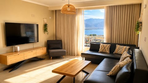 Communal lounge/ TV room, Natural landscape, TV and multimedia, Mountain view, Sea view