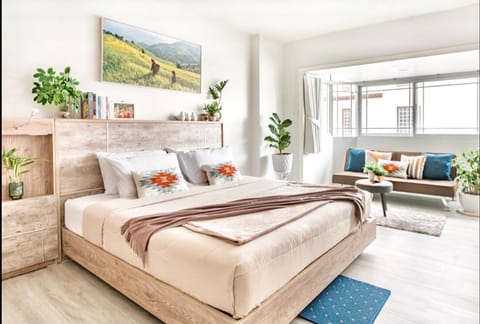 Bed, Seating area, Bedroom