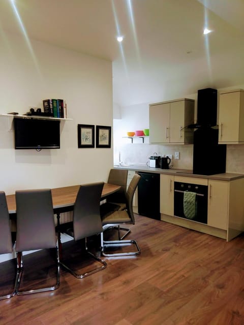 TV and multimedia, Coffee/tea facilities, Kitchen or kitchenette, Photo of the whole room, Seating area, Dining area