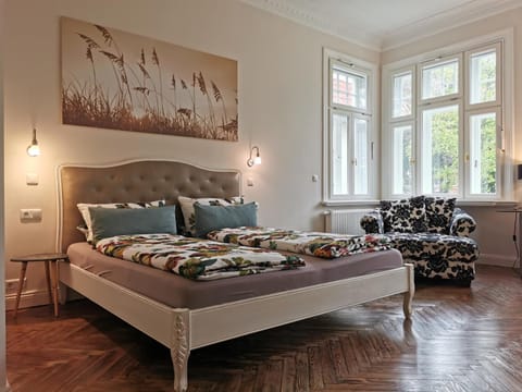 Bed, Photo of the whole room, Seating area