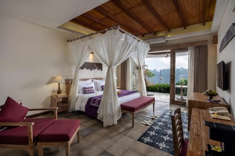 Bed, Natural landscape, TV and multimedia, Photo of the whole room, Seating area, Bedroom, Pool view