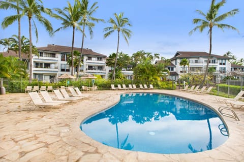 Property building, Day, Pool view, Swimming pool