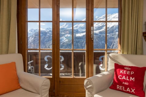 Day, Winter, Living room, Seating area, Landmark view, Mountain view