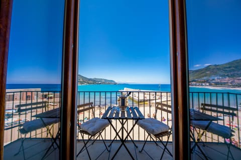 Balcony/Terrace, Landmark view, Sea view, Alcoholic drinks