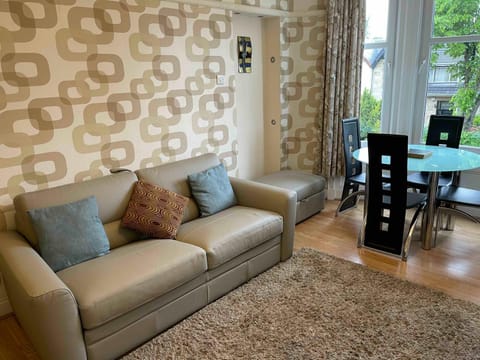 Scotstoun 1 Bed Flat Apartment in Glasgow