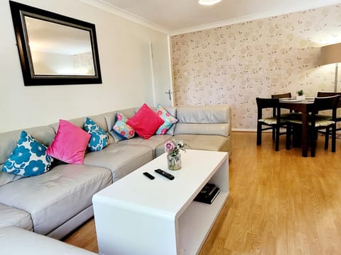 TV and multimedia, Living room, Seating area, Dining area