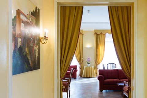 Communal lounge/ TV room