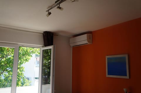 internet, air conditioner