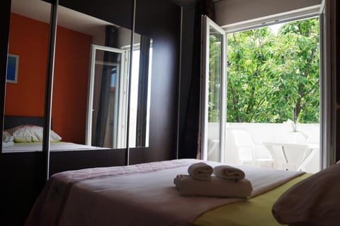 Bed, Photo of the whole room, Bedroom, towels