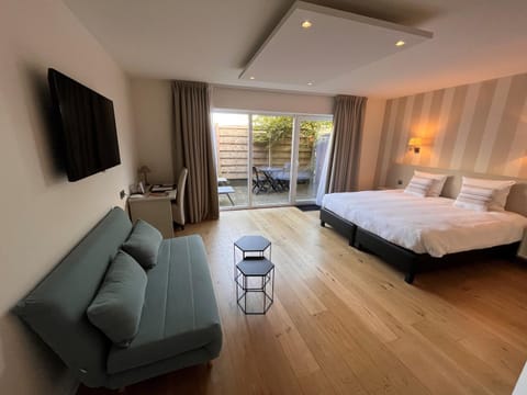 Patio, Bed, TV and multimedia, Photo of the whole room, Seating area, Bedroom