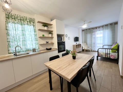 Kitchen or kitchenette, Living room, Seating area, Dining area, minibar, pet friendly, stove